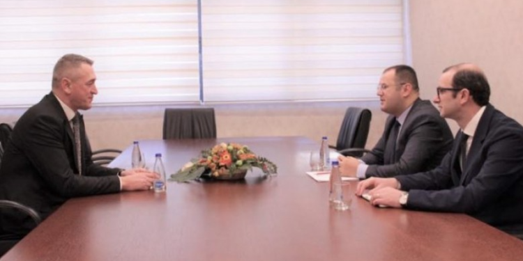 Ismaili takon ministrin Rashiq, flasin për ndalimin e dinarit