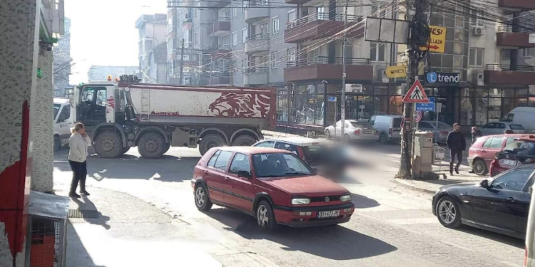 Kamioni godet një këmbësor në Fushë-Kosovë