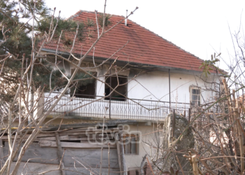 Shtëpia që u shndërrua në shkollë në vitet e 90-ta, drejt shembjes