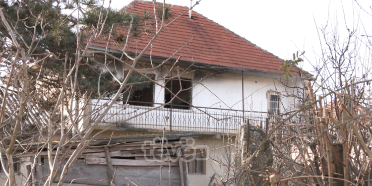 Shtëpia që u shndërrua në shkollë në vitet e 90-ta, drejt shembjes