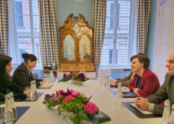 Gërvalla takohet me deputetë gjermanë në Mynih, flasin për proceset politike në Kosovë