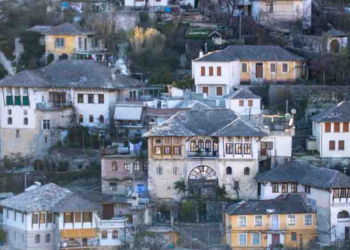 Digjen dy shtëpi mbi 200 vjet te vjetra në Gjirokastër