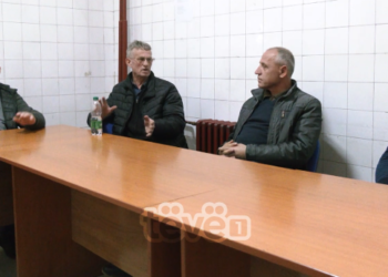 Punëtorët teknikë të shkollave që tri ditë në grevë, kërkojnë nivelizim të pagave