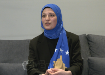 Gruaja nga Shkupi që dizajnoi shalle me flamurin e Kosovës për 16 vjetorin e Pavarësisë