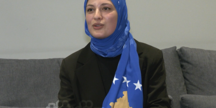 Gruaja nga Shkupi që dizajnoi shalle me flamurin e Kosovës për 16 vjetorin e Pavarësisë