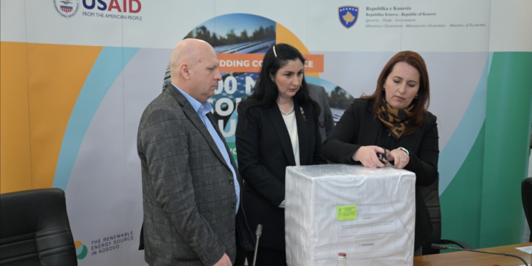 ​6 kompani dorëzuan ofertat për ndërtimin e implantit solar 100 megavatësh