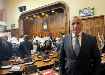 Kamberi: Nën fishkëllimat e opozitës ka dështuar përfundimi i seancës konstituive në Serbi