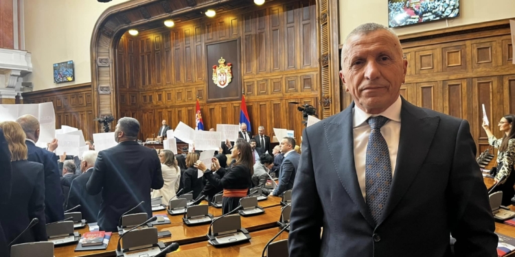 Kamberi: Nën fishkëllimat e opozitës ka dështuar përfundimi i seancës konstituive në Serbi