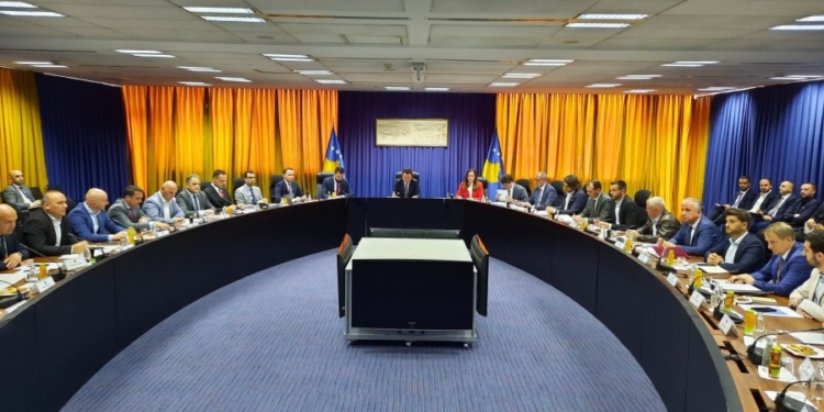 Kurti e Krasniqi sot takojnë kryetarët e komunave