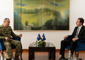 Zhvillimet e fundit të sigurisë, temë diskutimi ndërmjet Kurtit dhe komandantit të KFOR-it