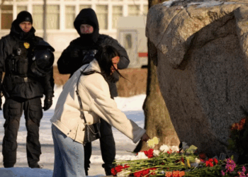 Revista që e nderoi Navalnyn tërhiqet nga tezgat e Moskës