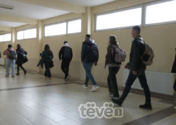 Dhjetëra nxënës në Viti marrin fletëkalime për të dalë jashtë vendit