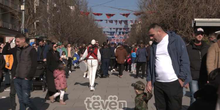 Sheshet e Prishtinës të stërmbushura, qytetarët festojnë 16-vjetorin e Pavarësisë