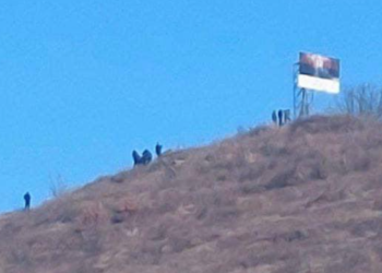 Policia e Kosovës largon një billbord me flamur të Serbisë te Kroi i Vitakut