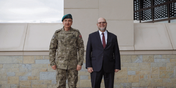 Hovenier: ShBA qëndron fuqishëm krah KFOR-it për ambient të sigurt në Kosovë