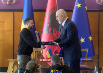 Zelensky ia dorëzon çmimin “Yaroslav i Urti” kryeministrit Rama