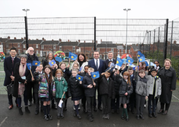 Kurti viziton një shkollë në Irlandë, sheh nga afër zbatimin e sistemit “Arsimi i Përbashkët”