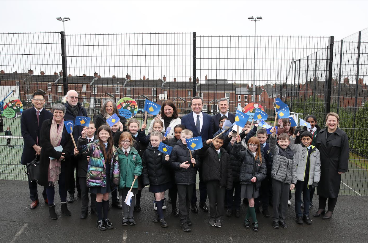 Kurti viziton një shkollë në Irlandë, sheh nga afër zbatimin e sistemit “Arsimi i Përbashkët”