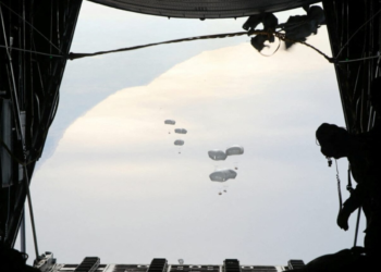 SHBA po e shqyrton mundësinë të hedhë me avionë ndihma në Gazë