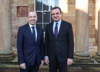 Kurti takon sekretarin e Irlandës Veriore: U dakorduam për bashkëpunim të mëtejmë mes vendeve