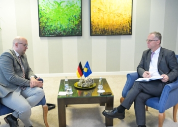 Bislimi në takim me Sarrazin: Masat ndaj Kosovës duhet të hiqen sa më parë