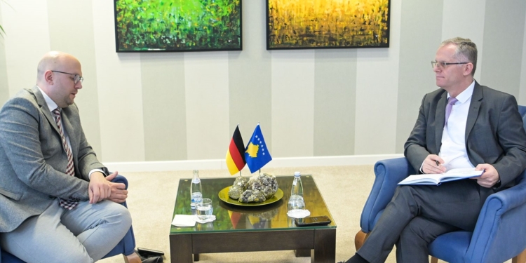 Bislimi në takim me Sarrazin: Masat ndaj Kosovës duhet të hiqen sa më parë