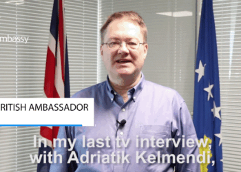 Abbott përshëndetet me kosovarët, vlerëson mikpritjen e ngrohtë të popullit