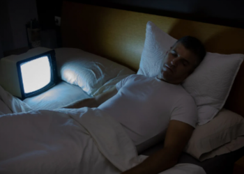 Flini çdo natë me televizorin ndezur? Zbuloni çfarë thonë ekspertët për këtë zakon