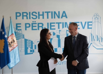 Punëtorët teknikë ndërpresin grevën, iu rriten pagat