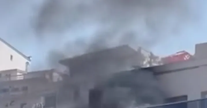 Përfshihet nga zjarri një banesë në Prishtinë, intervenojnë zjarrfikësit