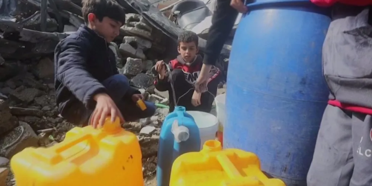 Tuba që transportojnë ujë për popullsinë 2.3 milionëshe të Gazës