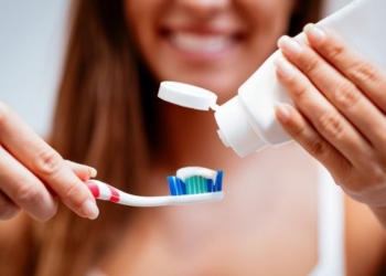 Dentisti zbulon një gabim të zakonshëm që e bëni derisa i pastroni dhëmbët