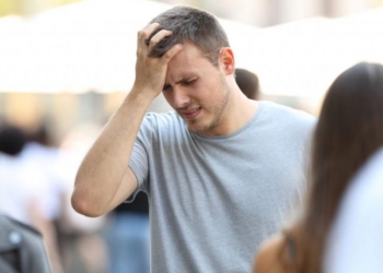 Ndikimi i migrenës tek shëndeti i burrave – Metodat natyrale si të qetësoni dhimbjet