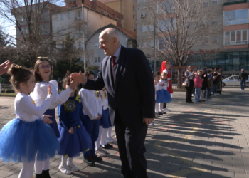 Me duartrokitje e përqafimeve, ish-presidenti i parë Fatmir Sejdiu feston Pavarësinë bashkë me nxënësit filloristë