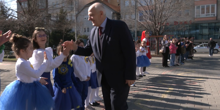 Me duartrokitje e përqafimeve, ish-presidenti i parë Fatmir Sejdiu feston Pavarësinë bashkë me nxënësit filloristë