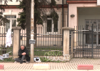 Pa bukë e pa ujë qe katër ditë, infermieri vazhdon grevën para MSH-së