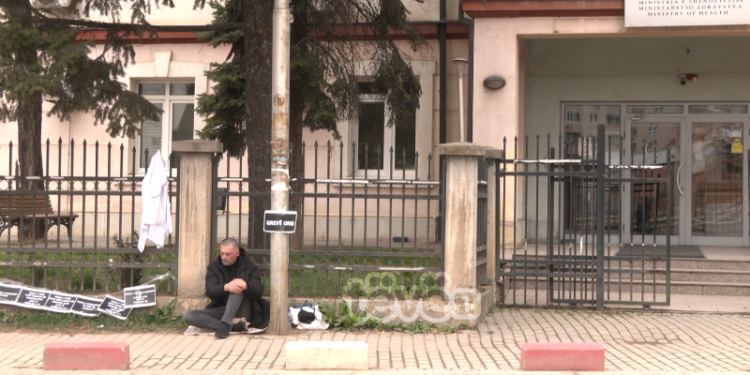 Pa bukë e pa ujë qe katër ditë, infermieri vazhdon grevën para MSH-së