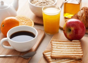 Ushqimet që mjekët rekomandojnë t’i hani në mëngjes