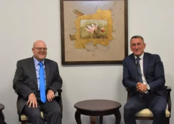 Rashiq në Tëvë 1 foli për një konferencë ndërkombëtare Kosovë-Serbi, Hovenier shprehet i befasuar