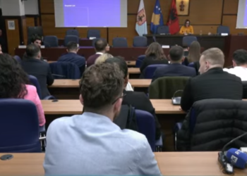 Shkarkohet kryesuesi i Kuvendit të Prishtinës