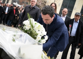 Kurti kujton Mon Balajn dhe Arben Xheladinin në 17-vjetorin e vrasjes së tyre