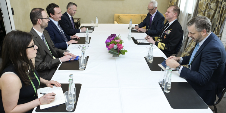 Kurti takon admiralin e NATO-s, Munsch – flasin për sigurinë e kufirit Kosovë – Serbi