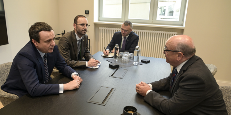 Kurti takohet me Peach në Munih, flasin për situatën e sigurisë në rajon