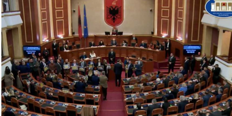 Sot në Shqipëri para Kuvendit protestojnë 19 deputetët e përjashtuar nga seanca
