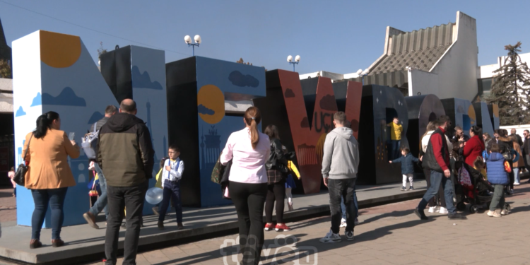 Monomenti Newborn vizitohet edhe nga qytetarë nga Tirana