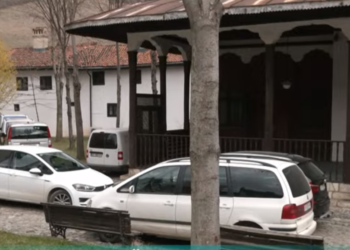 Prizren: Parking në oborrin e Bajrakli Xhamisë