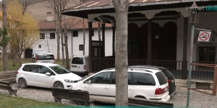 Prizren: Parking në oborrin e Bajrakli Xhamisë