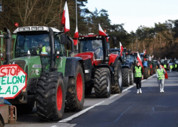 Bujqit polakë e bllokojnë një autostradë të rëndësishme me Gjermaninë