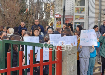 Disa nxënës të shkollës “Mihal Grameno” protestojnë kundër ndryshimit të orarit