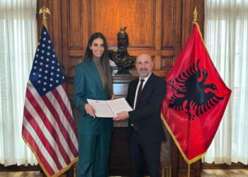 Modelja Emina Çunmulaj emërohet ‘Konsulle Nderi e Shqipërisë në Florida’